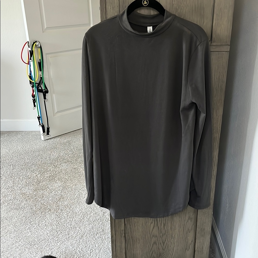 Zenana Outfitters Gray Long Sleeve Tee